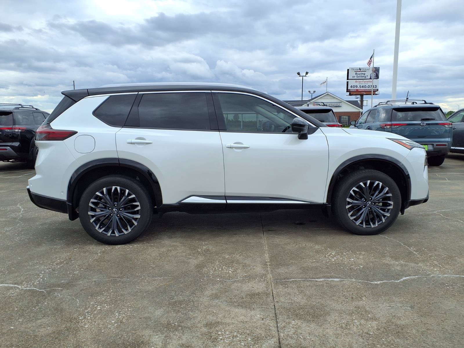 Used 2024 Nissan Rogue Platinum w/ Platinum Premium Package FWD image 8
