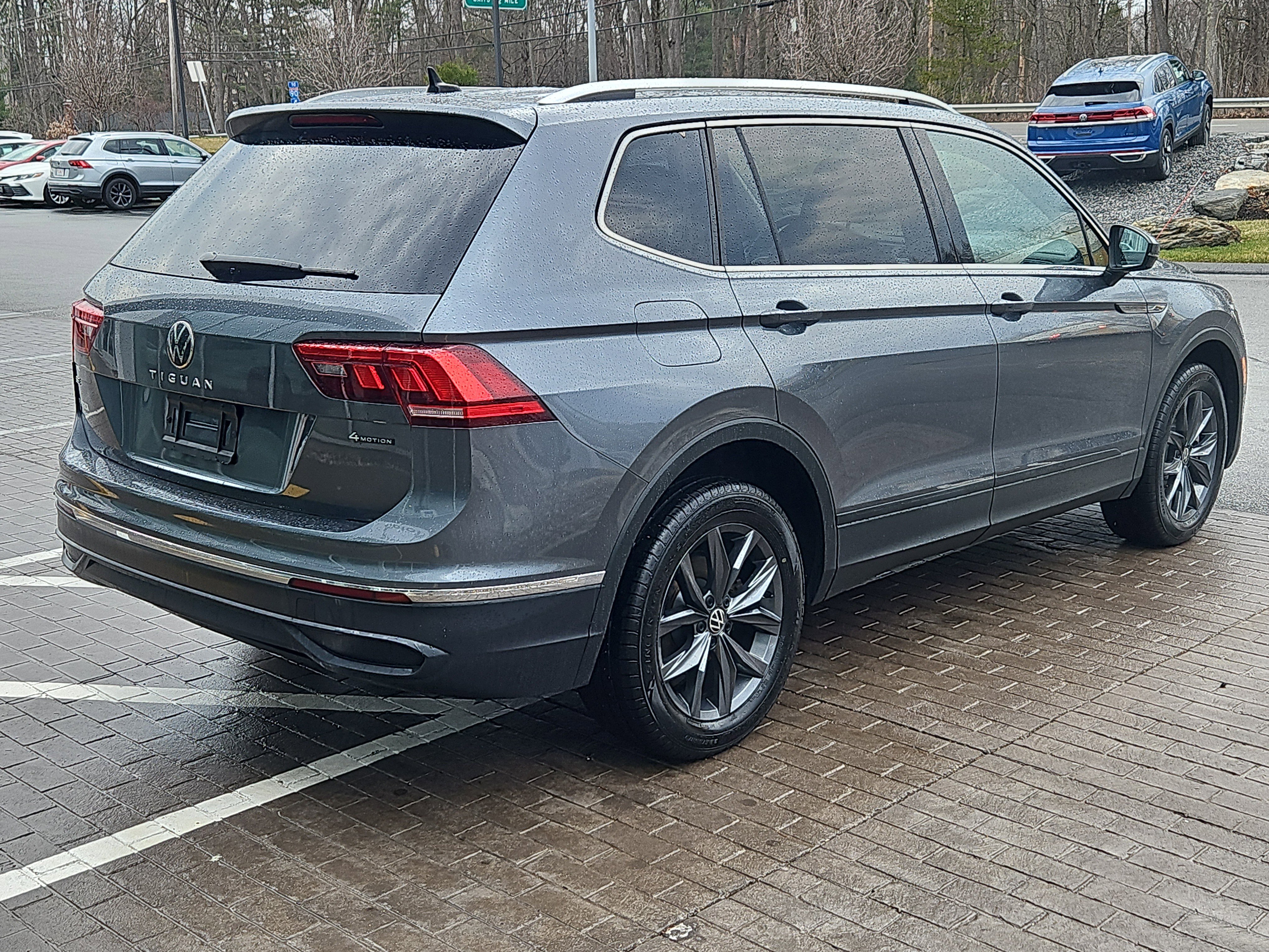 Certified 2022 Volkswagen Tiguan SE w/ Panoramic Sunroof Package image 3