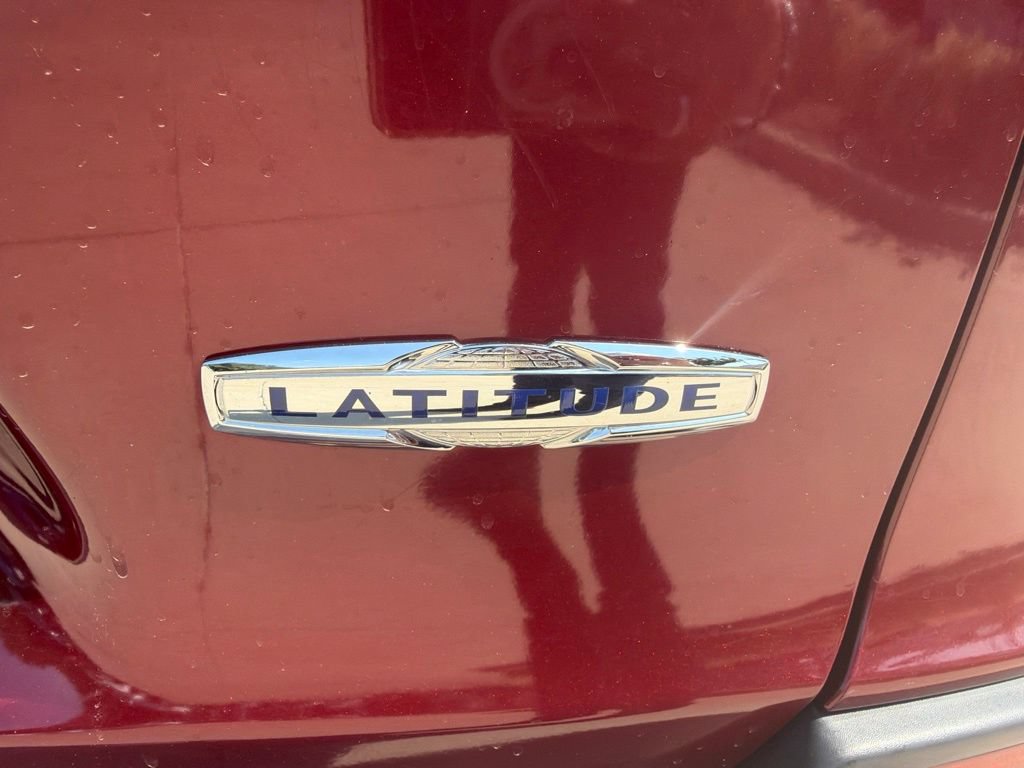 Used 2019 Jeep Cherokee Latitude Plus w/ Comfort/Convenience Group AWD/4WD image 12