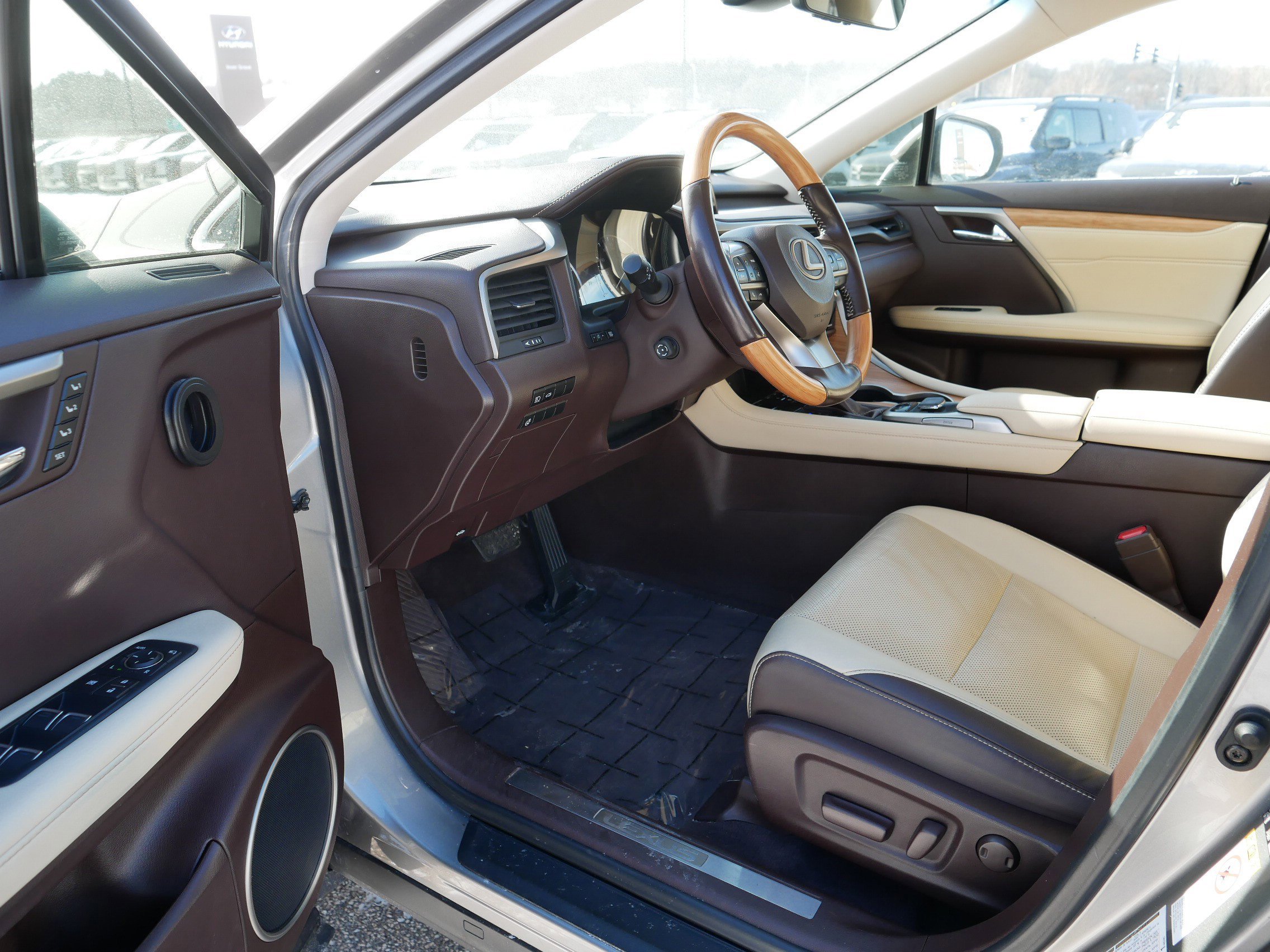 Used 2018 Lexus RX 350L Premium w/ Premium Package image 11