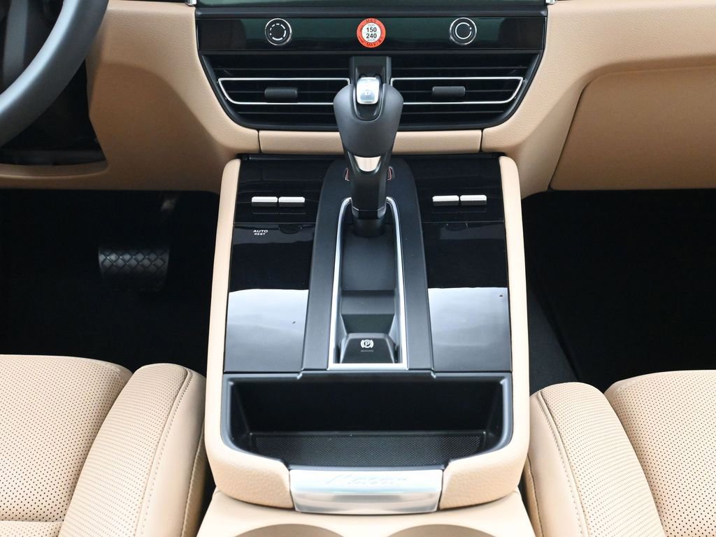 Certified 2026 Porsche Macan AWD/4WD image 10