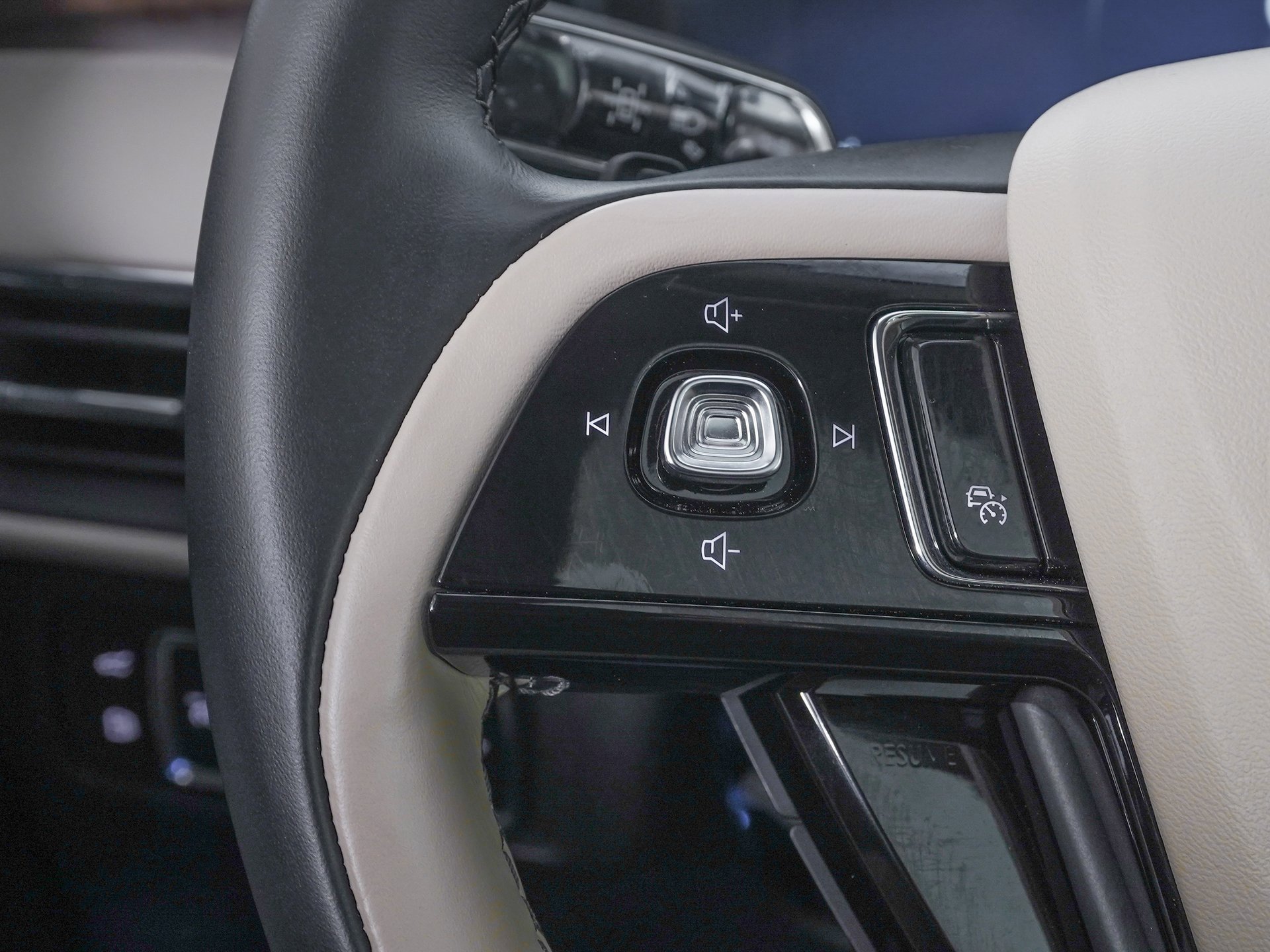 Used 2025 Lincoln Corsair Grand Touring w/ Jet Appearance Package image 20