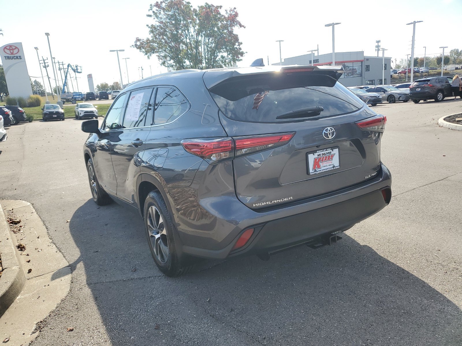 Certified 2022 Toyota Highlander XLE AWD/4WD image 3