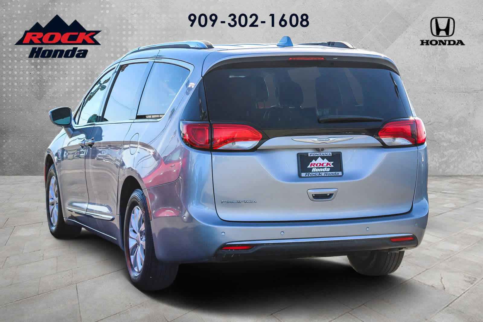 Used 2018 Chrysler Pacifica Touring-L image 6