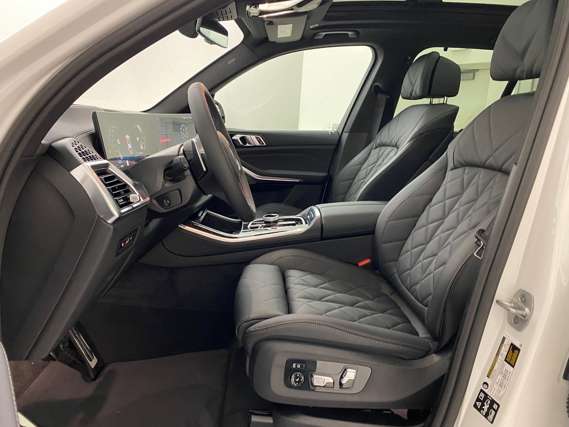 Used 2026 BMW X5 M60i image 4