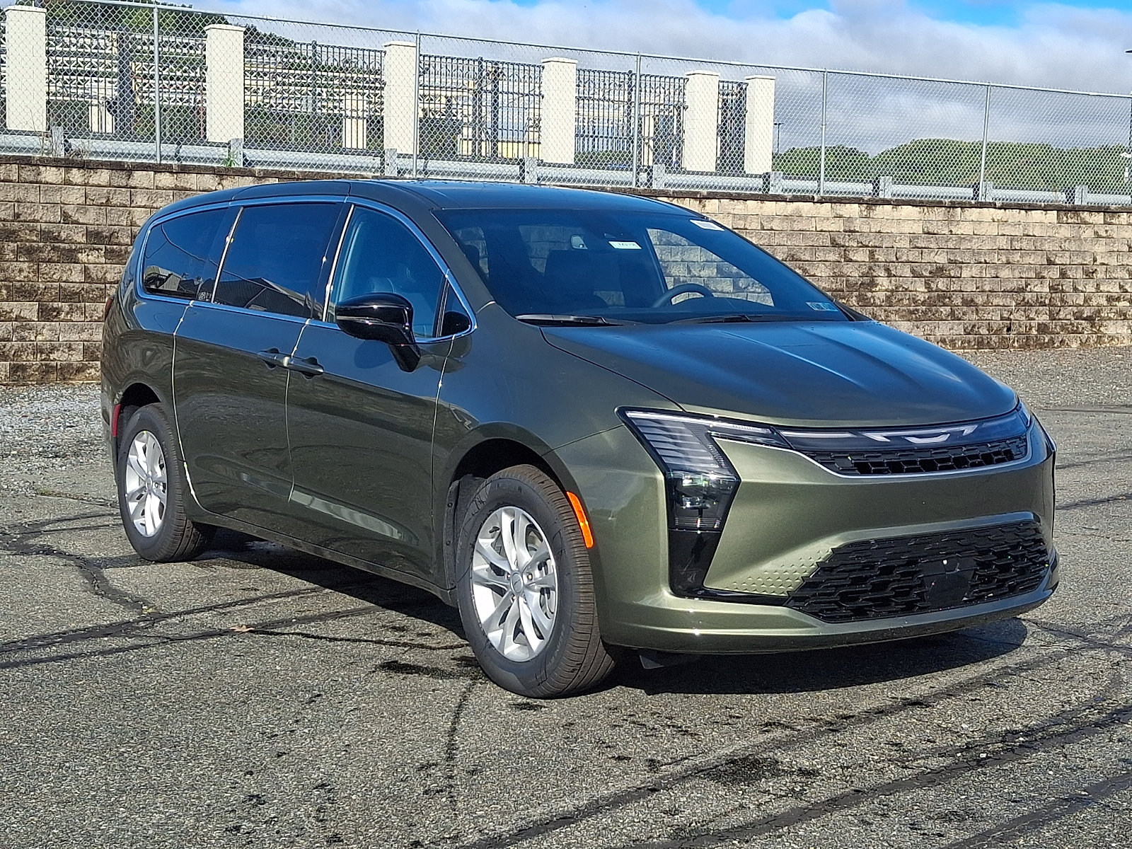 New 2027 Chrysler Pacifica Select AWD/4WD image 1