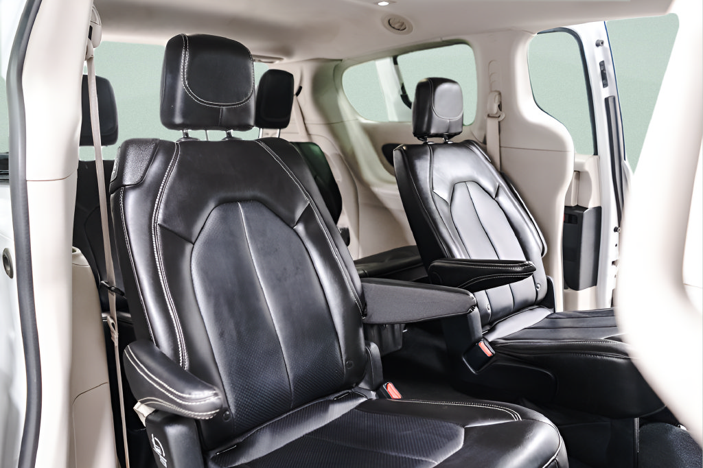 Used 2024 Chrysler Pacifica Touring-L FWD image 33