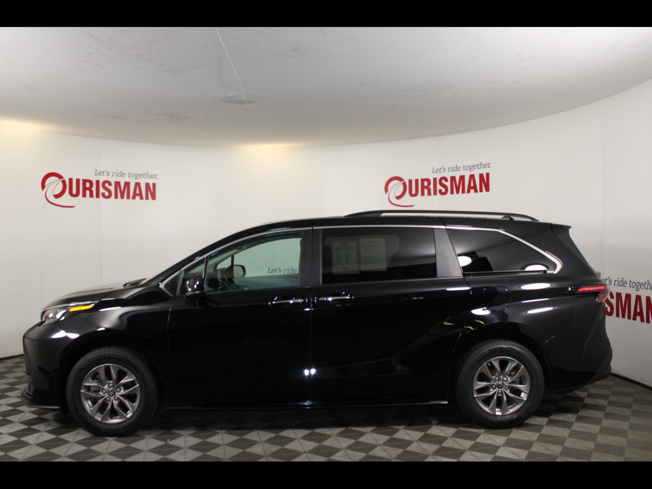 Used 2025 Toyota Sienna XLE FWD image 4