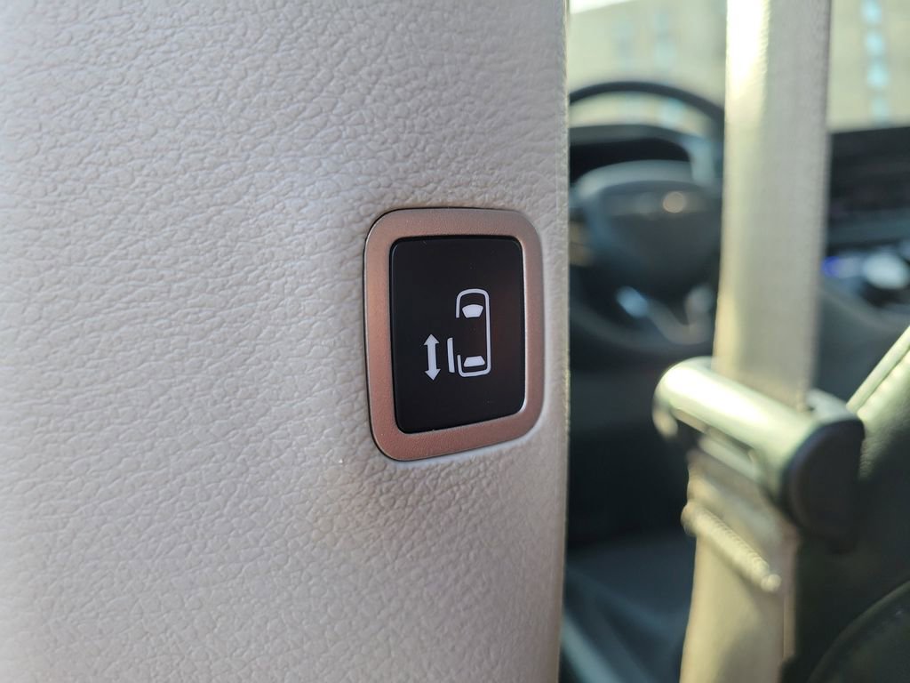 Certified 2023 Chrysler Pacifica Touring-L image 18