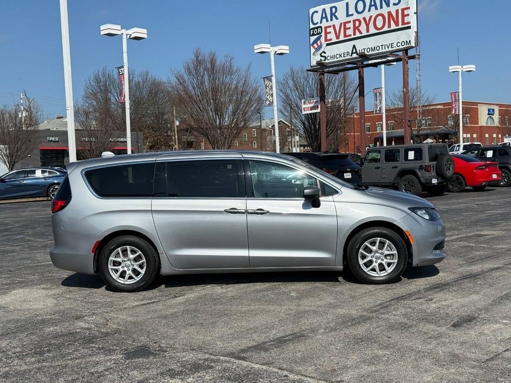 Used 2020 Chrysler Voyager LX image 5