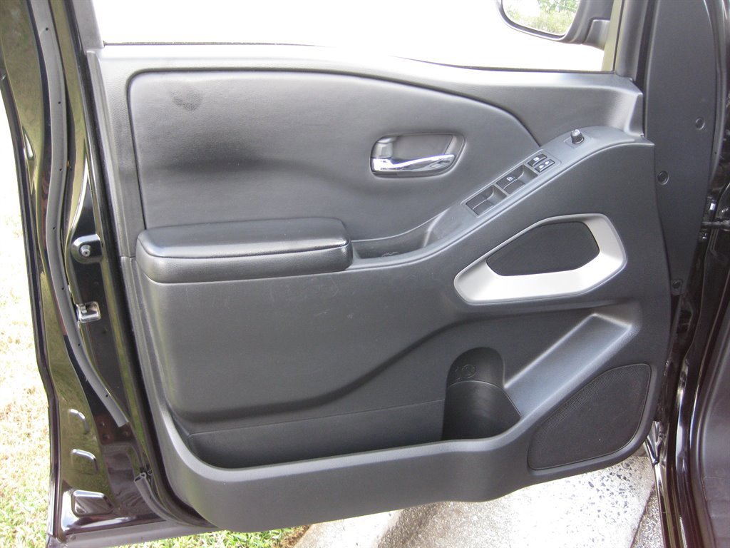 Used 2025 Nissan Frontier SV image 10