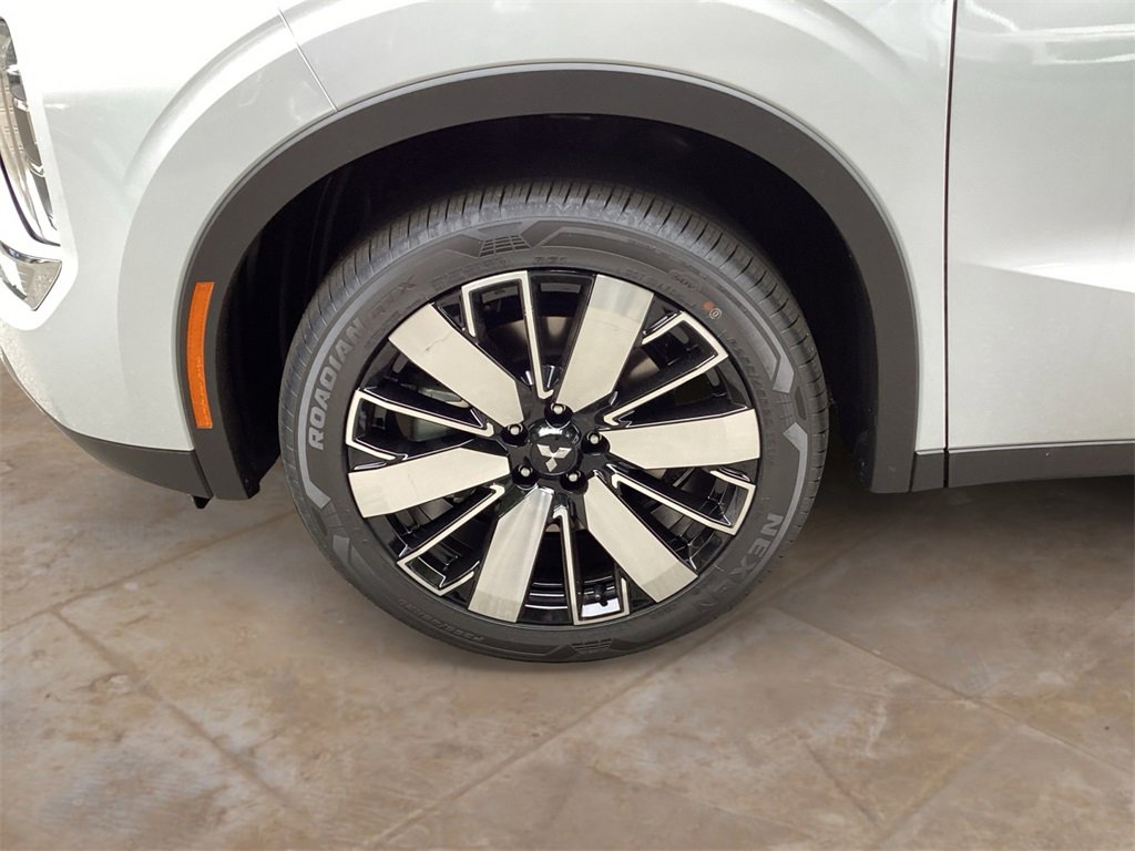 New 2025 Mitsubishi Outlander SE image 14