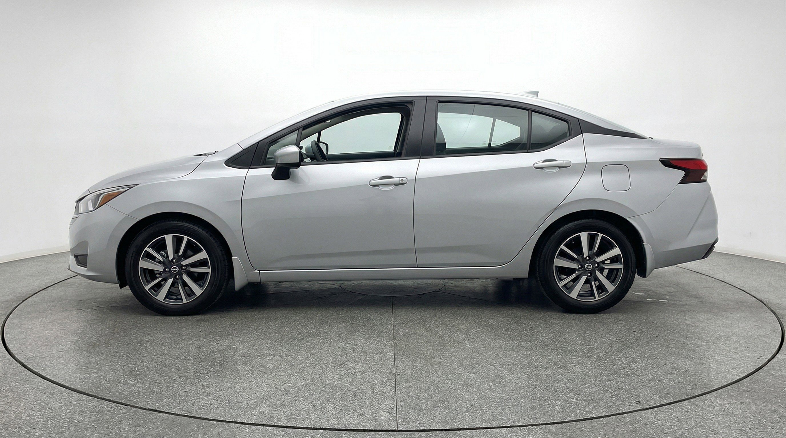 Used 2025 Nissan Versa SV image 5