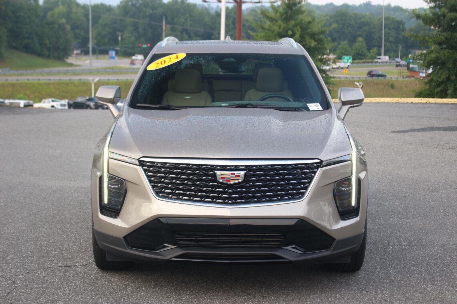 Used 2024 Cadillac XT4 Premium Luxury FWD image 2