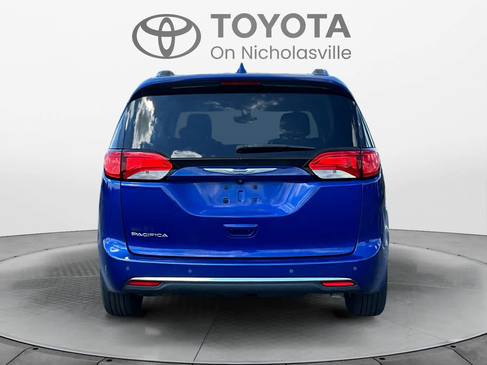 Used 2019 Chrysler Pacifica Touring-L Plus FWD image 4