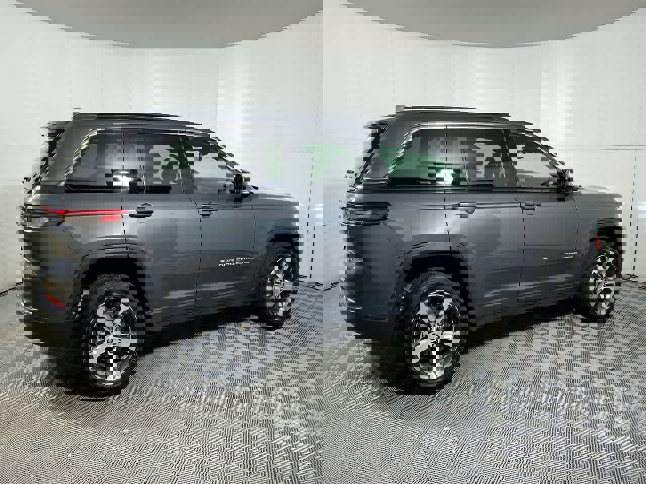 Used 2024 Jeep Grand Cherokee Limited image 14