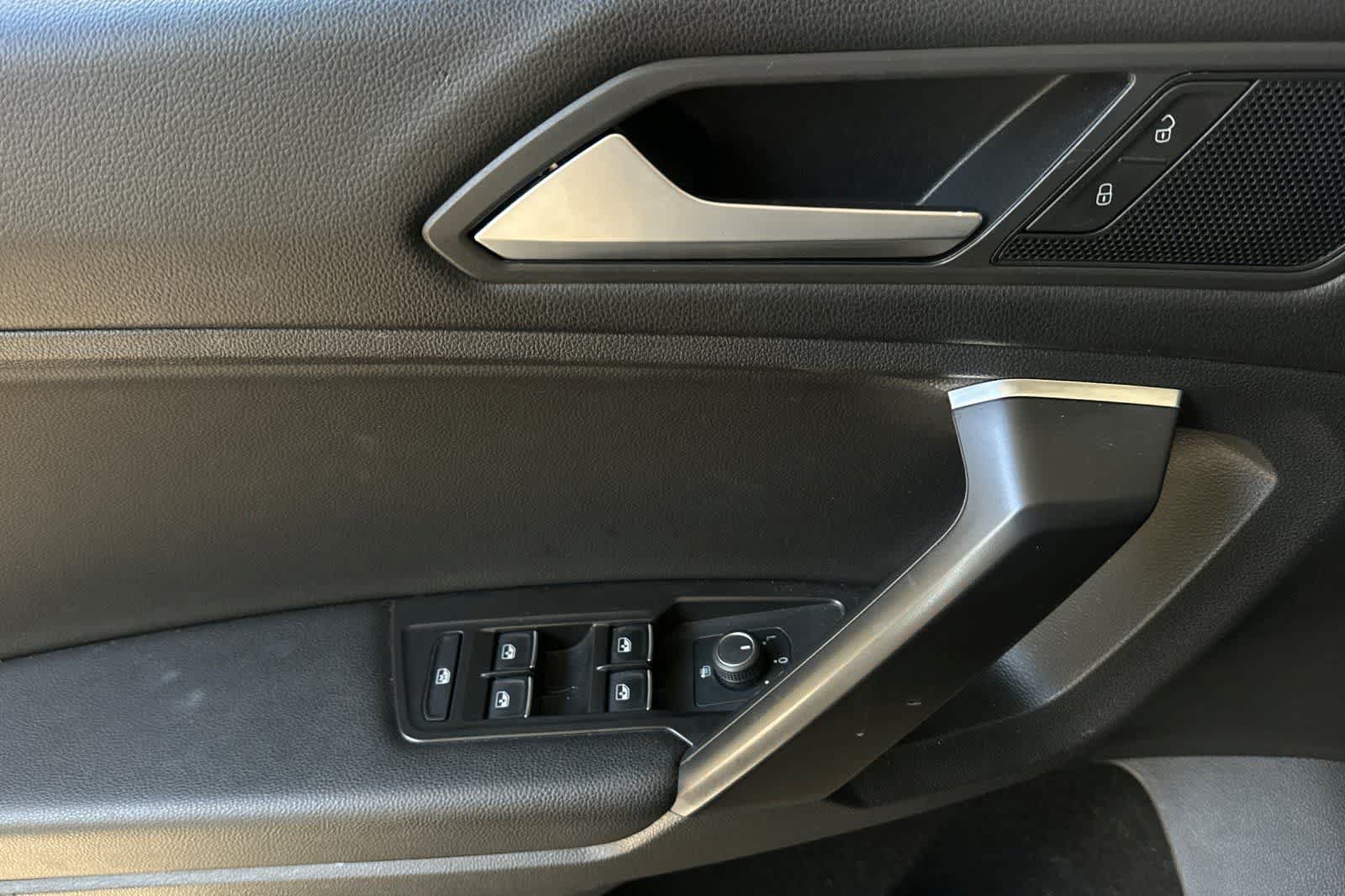 Used 2021 Volkswagen Tiguan SE w/ Panoramic Sunroof Package AWD/4WD image 15