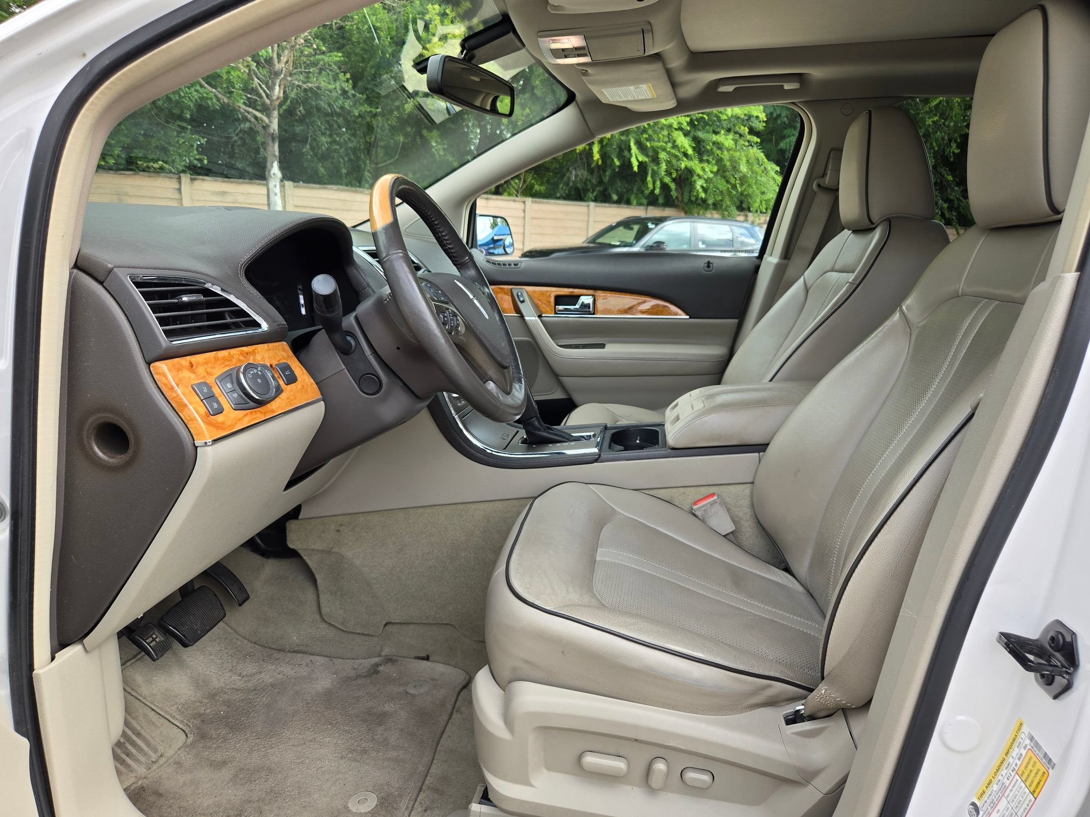 Used 2012 Lincoln MKX FWD image 9