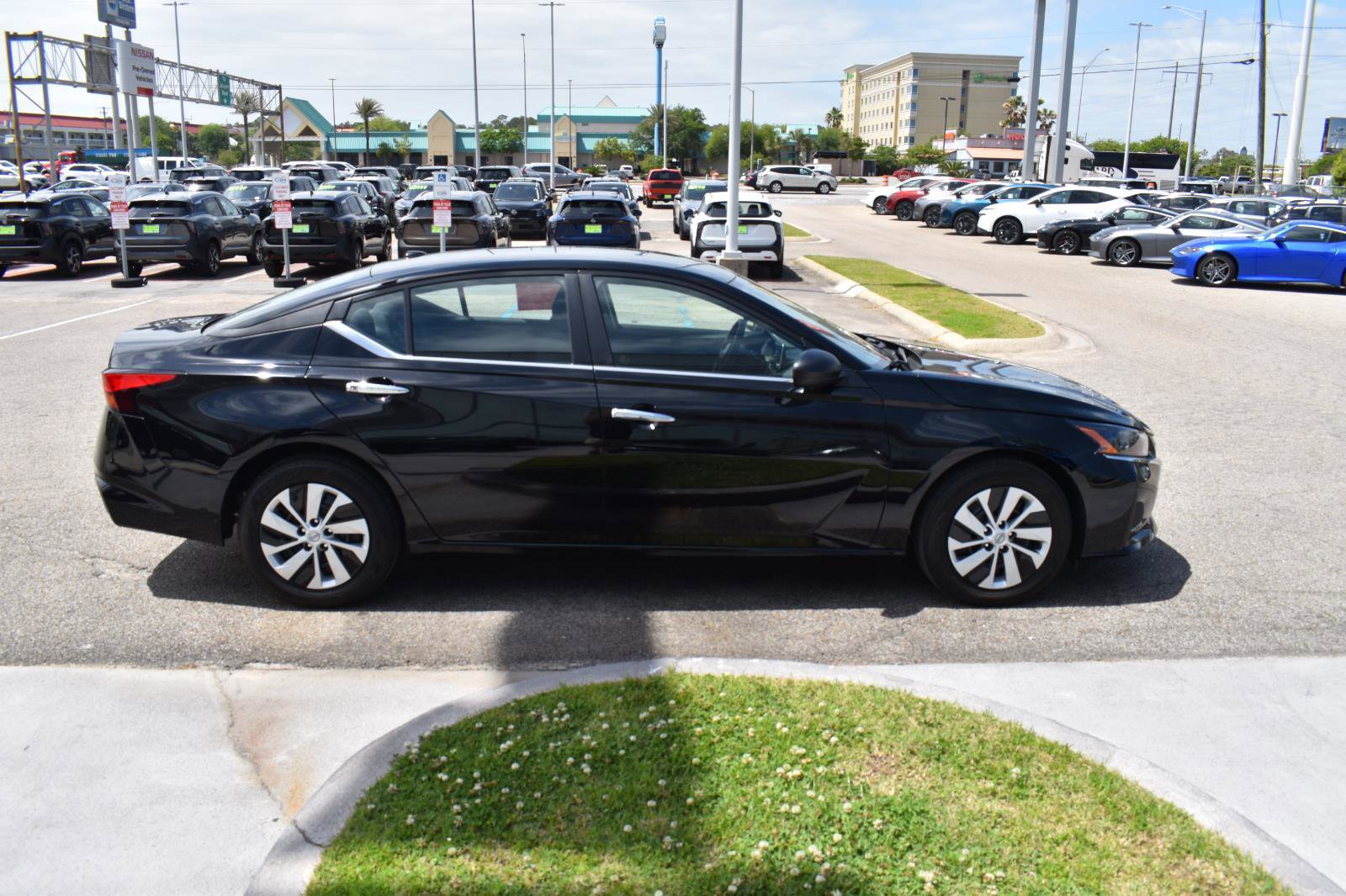 Used 2025 Nissan Altima 2.5 S image 11