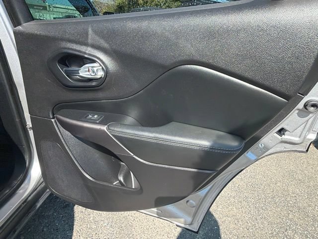 Used 2020 Jeep Cherokee Latitude FWD image 11