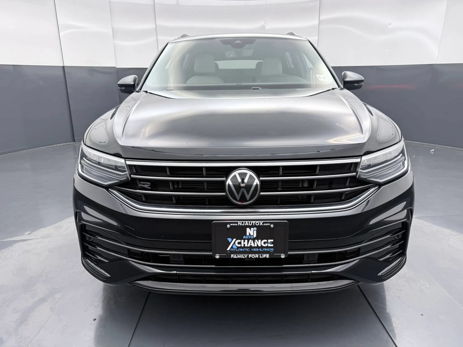 Used 2023 Volkswagen Tiguan SE R-Line AWD/4WD image 2