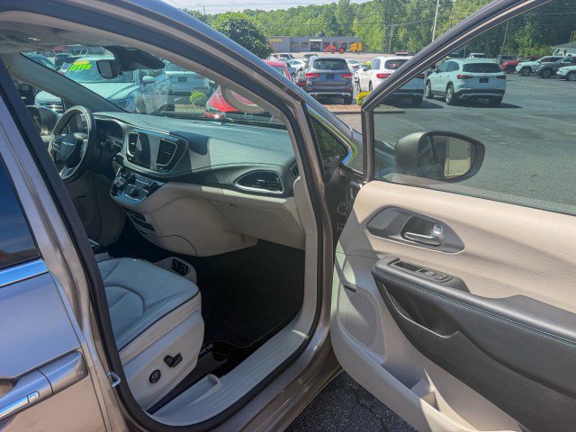 Used 2018 Chrysler Pacifica Limited w/ Advanced Safetytec Group FWD image 18