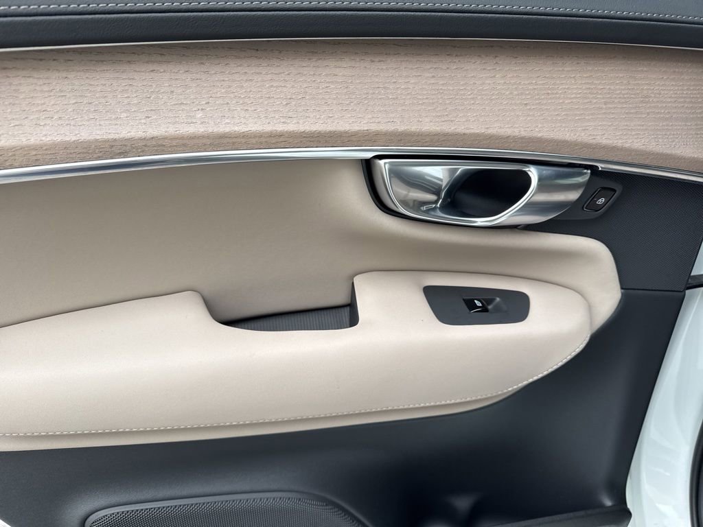 Used 2025 Volvo XC90 B6 Plus image 17