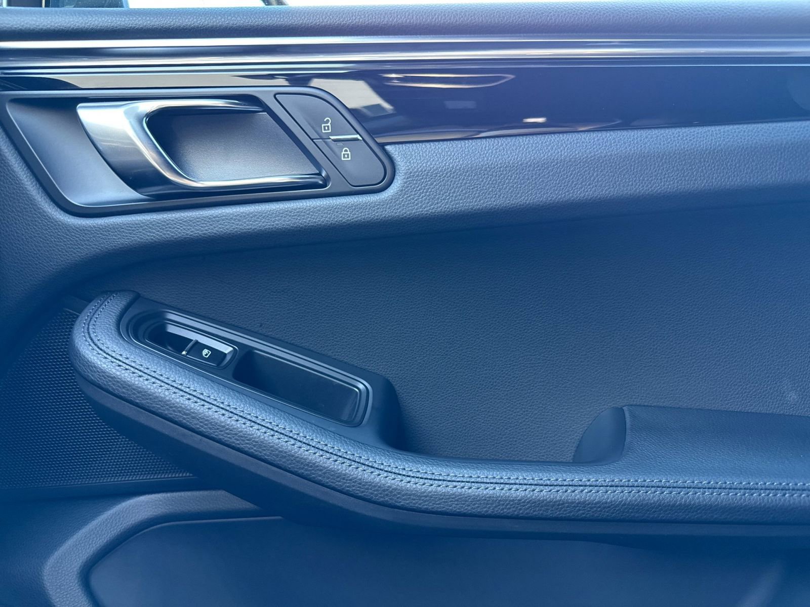 Certified 2025 Porsche Macan image 20