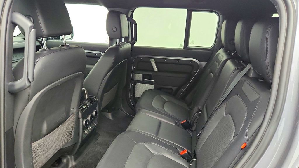 Used 2024 Land Rover Defender 130 X-Dynamic SE image 22