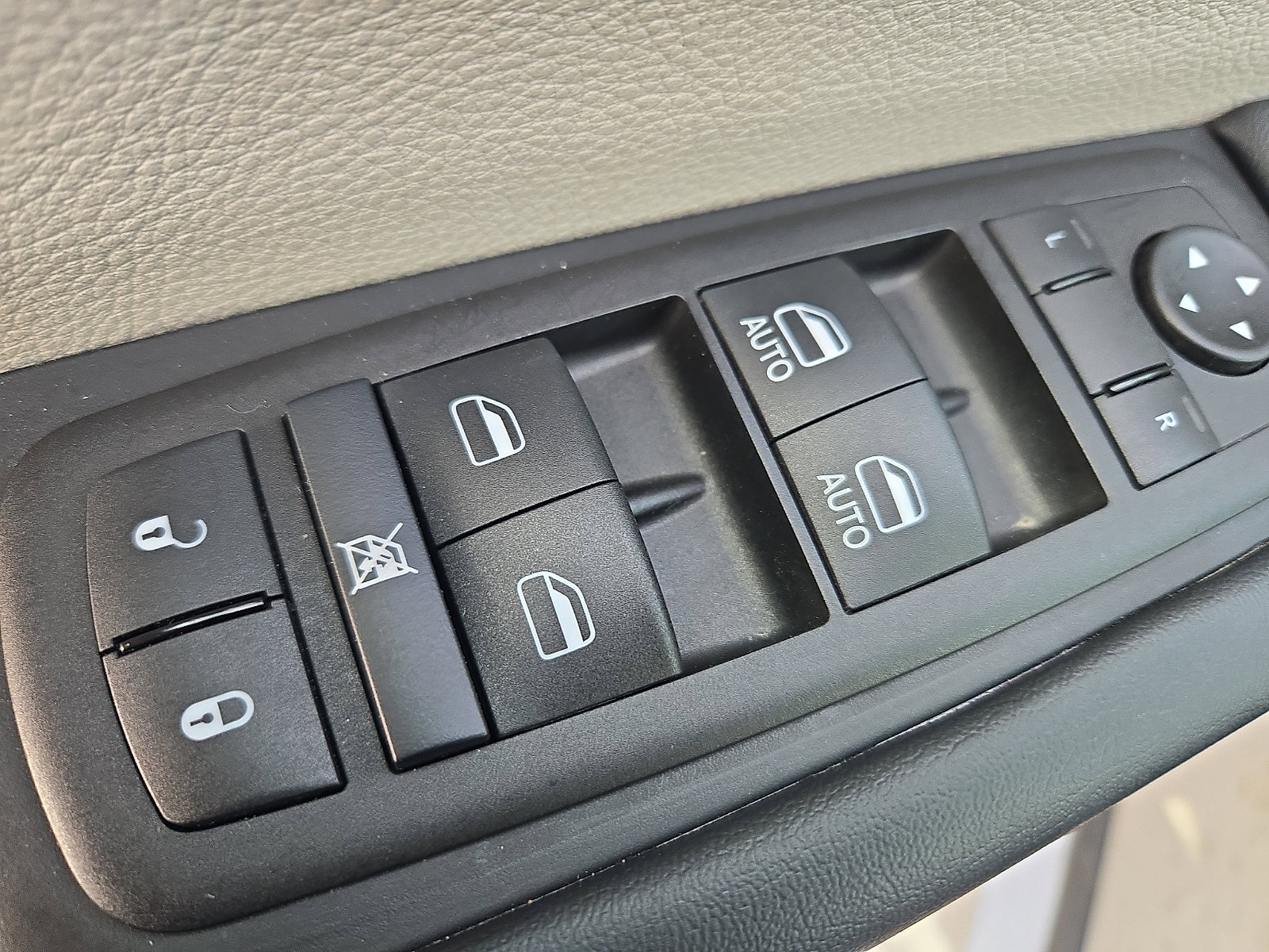 Used 2024 Chrysler Pacifica Touring-L image 5