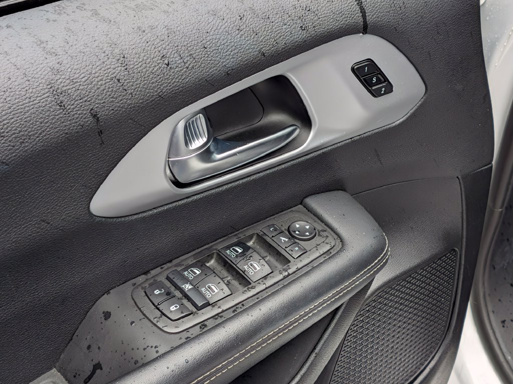 Used 2025 Chrysler Pacifica Limited FWD image 16
