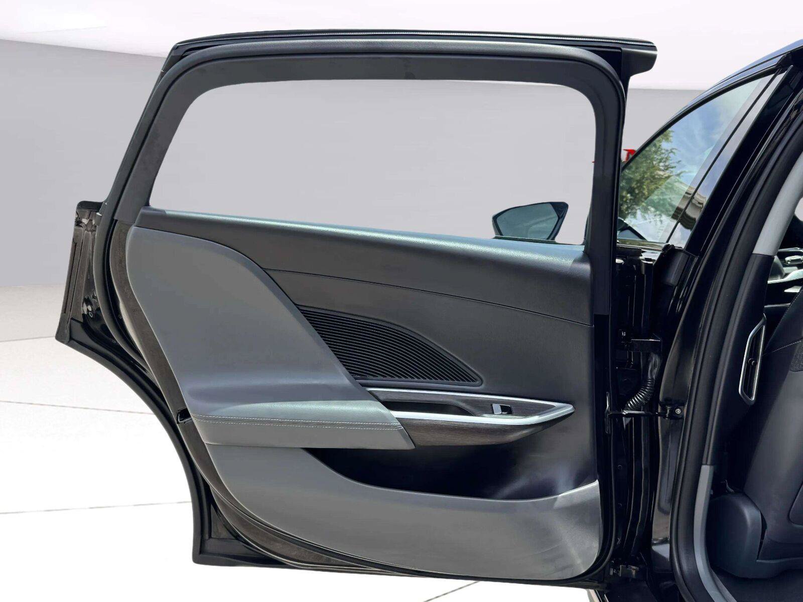 Used 2025 Lucid Air Pure RWD image 41