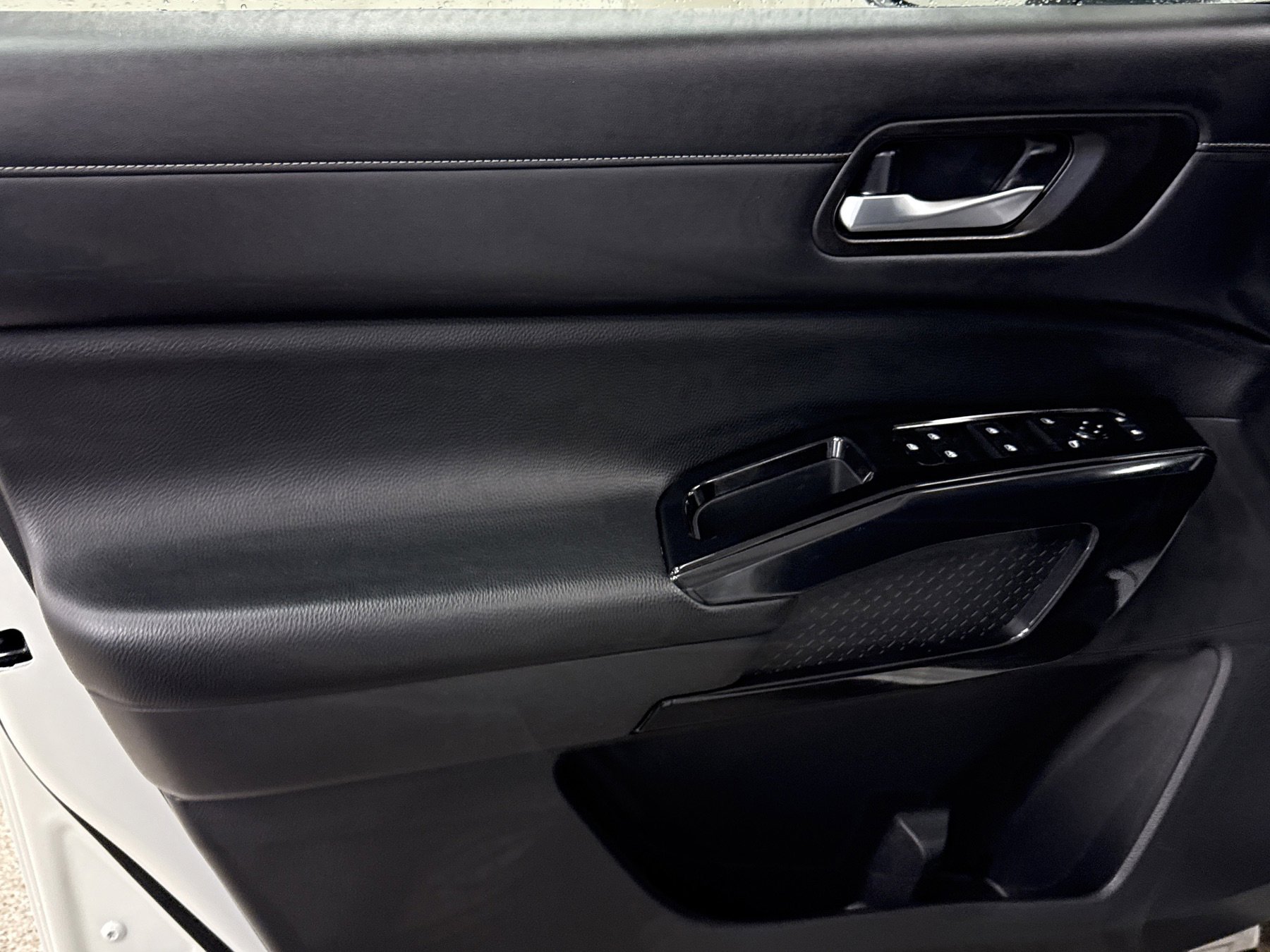 Used 2022 Nissan Pathfinder SV w/ SV Premium Package image 3