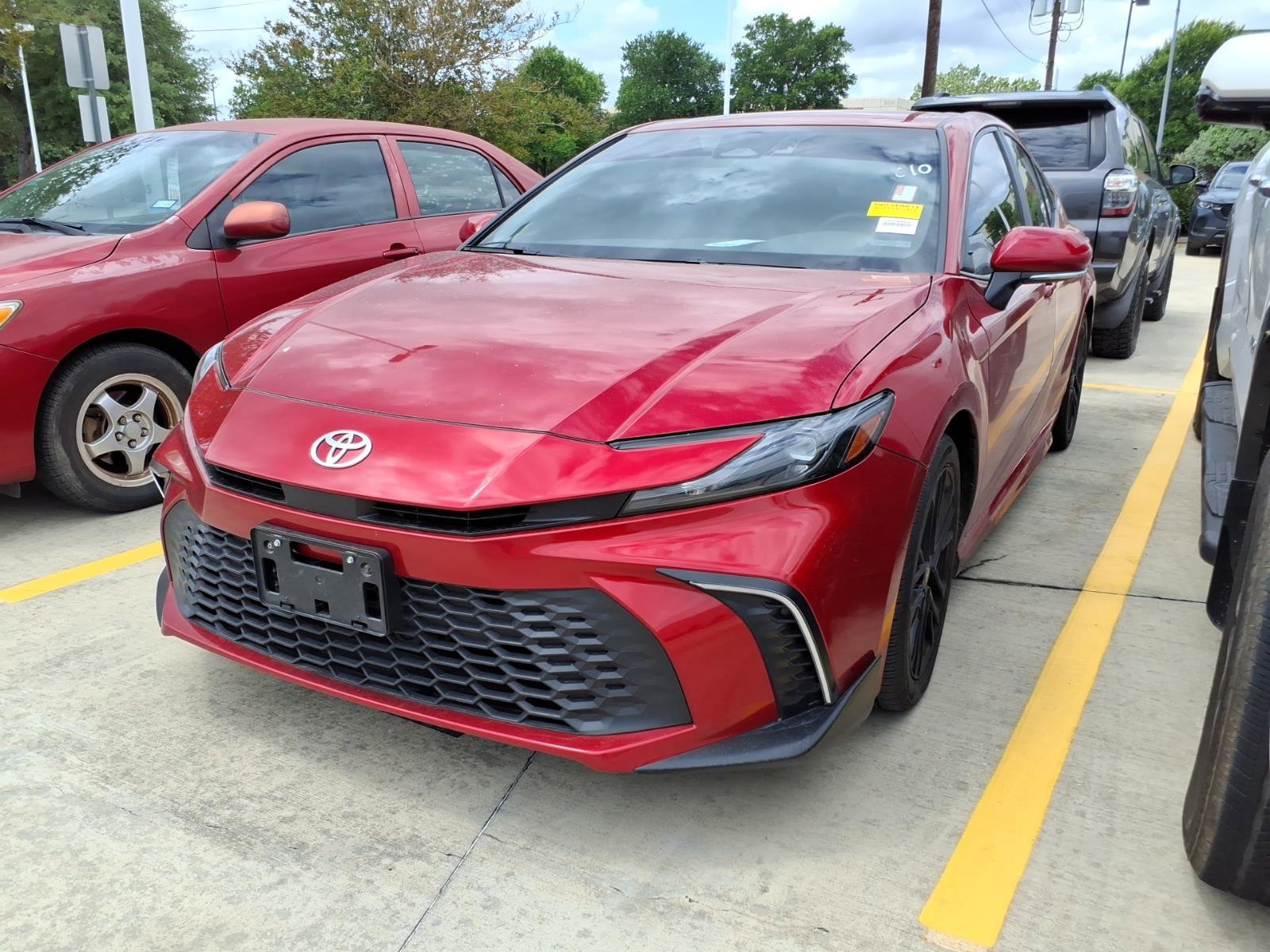 Used 2025 Toyota Camry SE FWD image 1