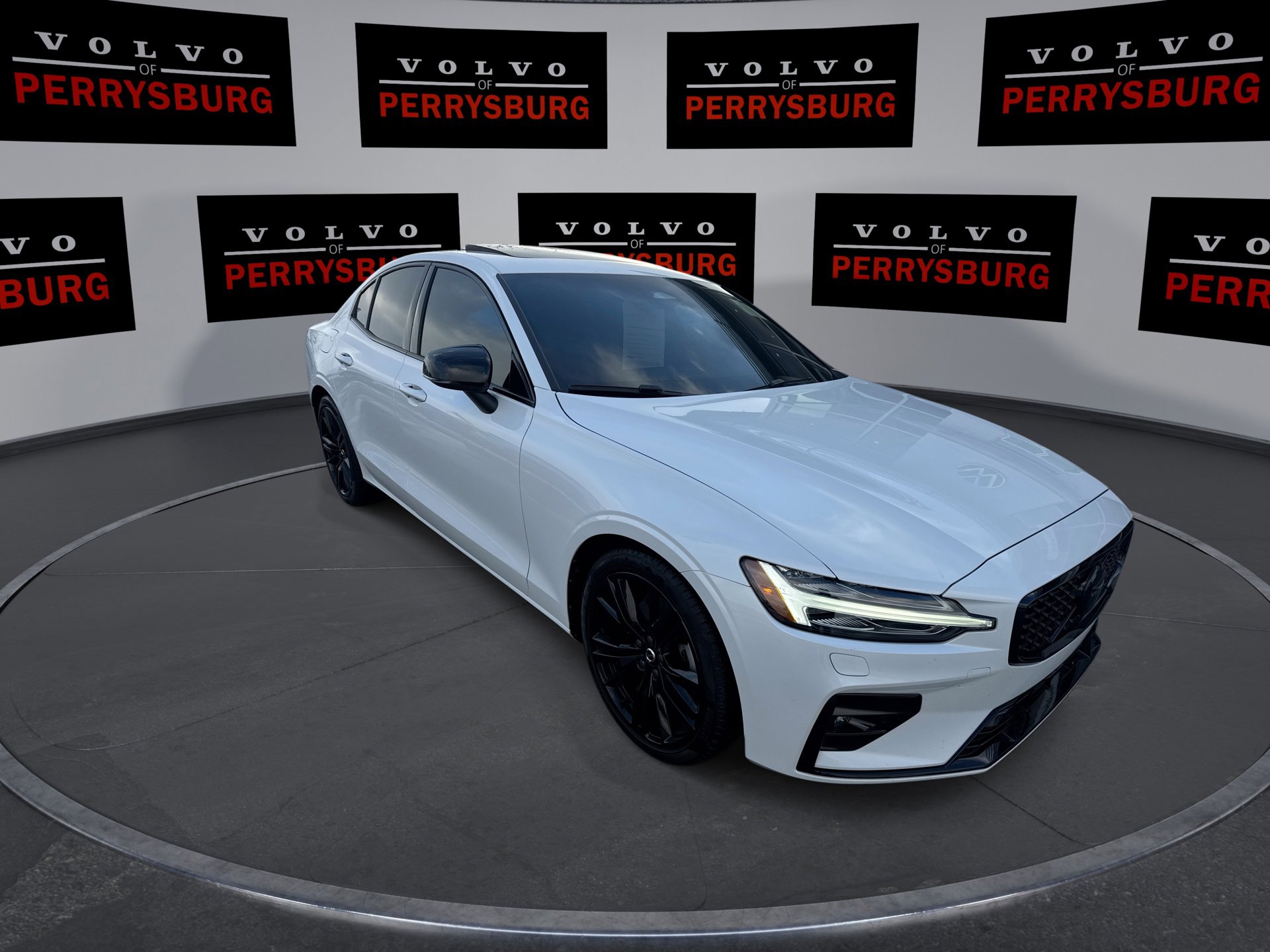 Used 2023 Volvo S60 B5 Plus w/ Climate Package image 2