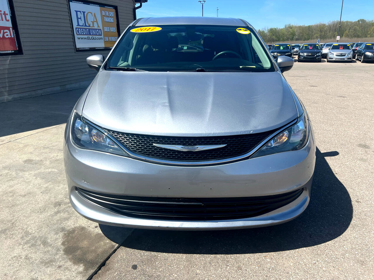 Used 2017 Chrysler Pacifica Touring w/ Tire & Wheel Group image 2