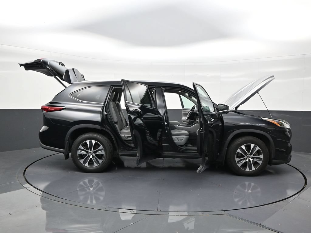 Used 2021 Toyota Highlander XLE AWD/4WD image 29