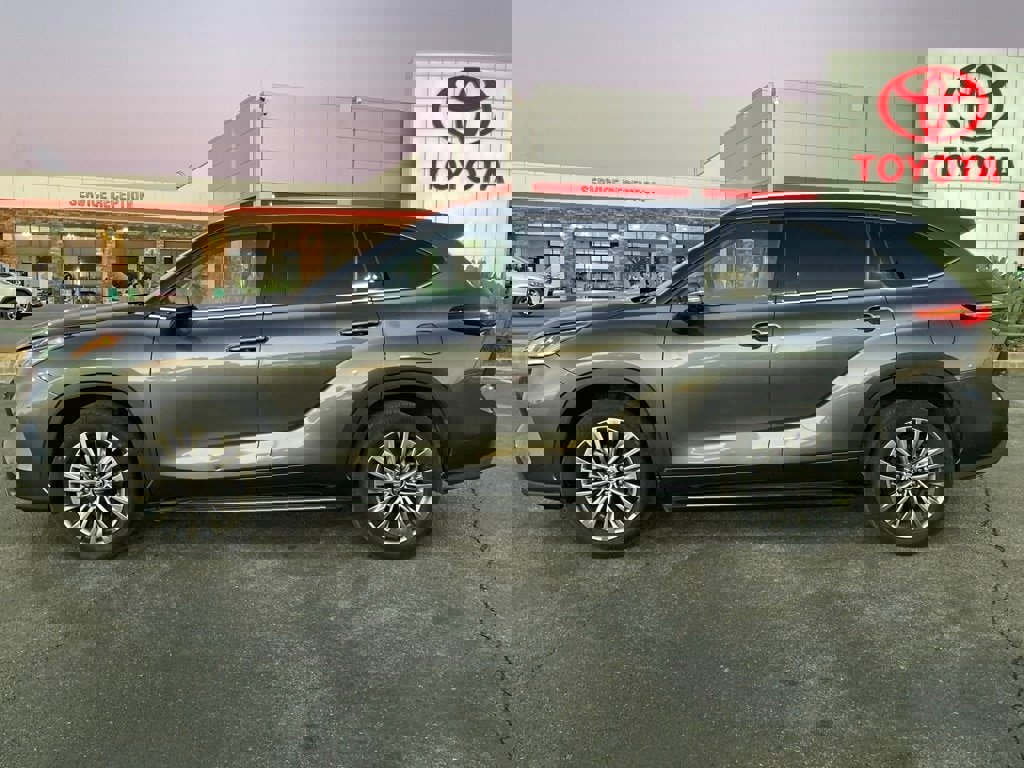Used 2024 Toyota Highlander Platinum image 7