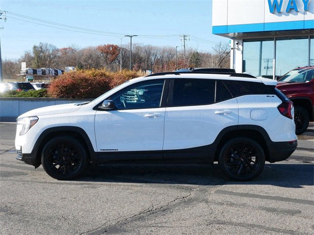Used 2023 GMC Terrain SLE w/ Driver Convenience Package image 3