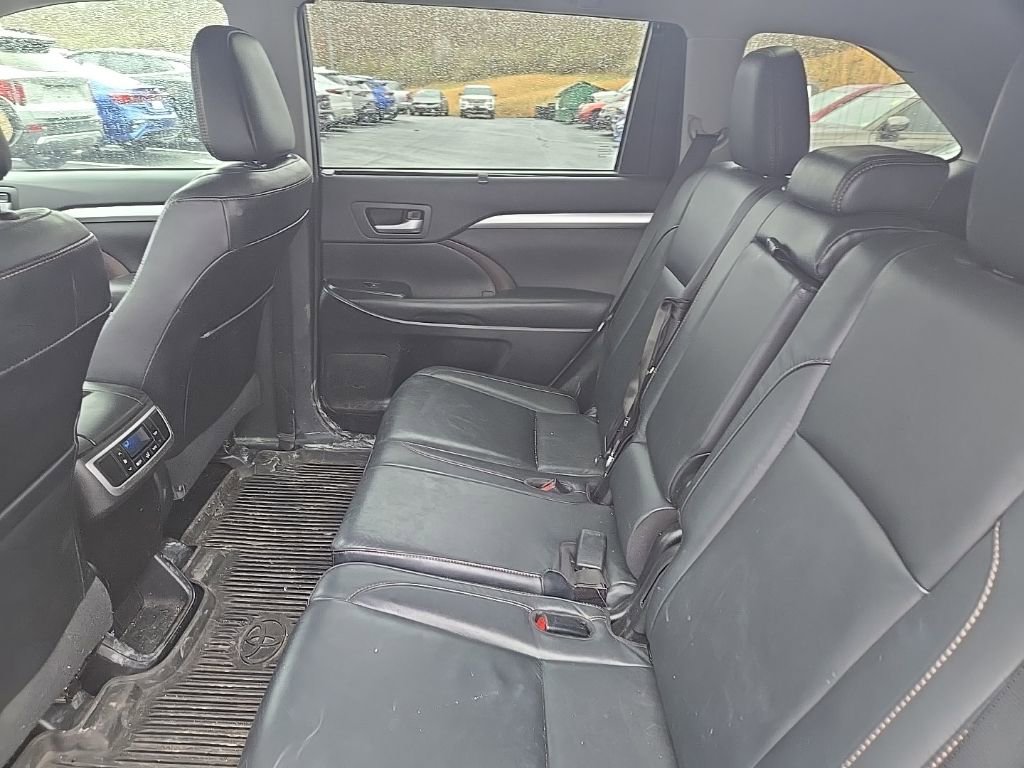 Used 2017 Toyota Highlander XLE image 9