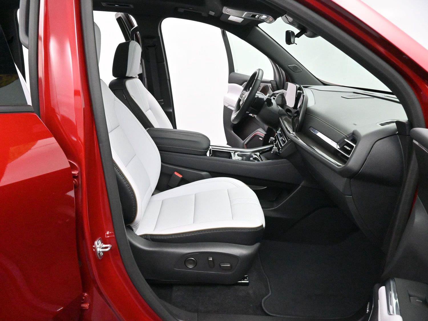 Used 2025 Chevrolet Traverse High Country AWD/4WD image 34