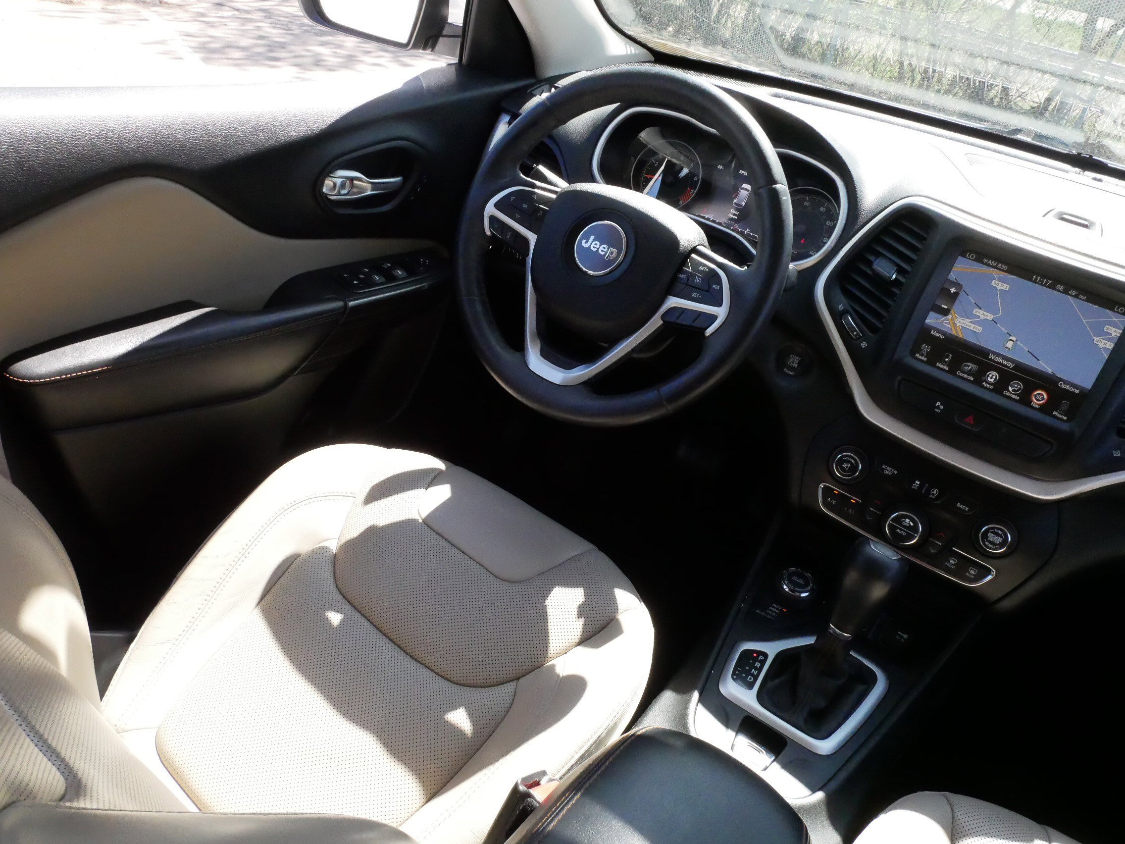 Used 2015 Jeep Cherokee Limited w/ Luxury Group AWD/4WD image 9