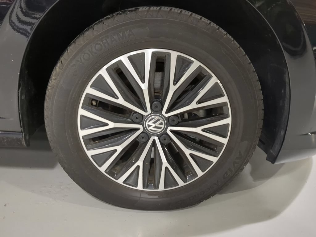 Used 2019 Volkswagen Jetta SEL w/ Cold Weather Package FWD image 6