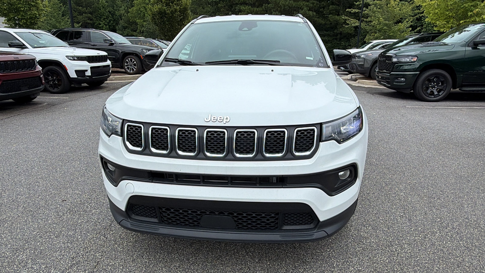 Used 2024 Jeep Compass Latitude AWD/4WD image 3
