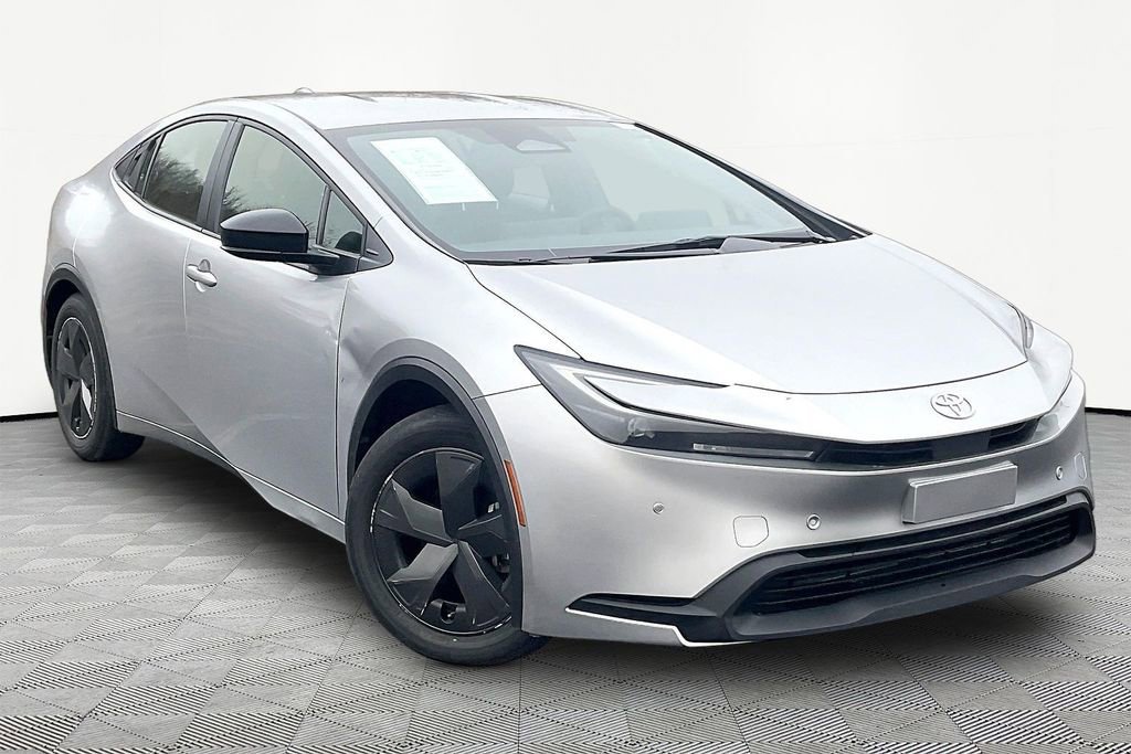 Used 2023 Toyota Prius LE image 3