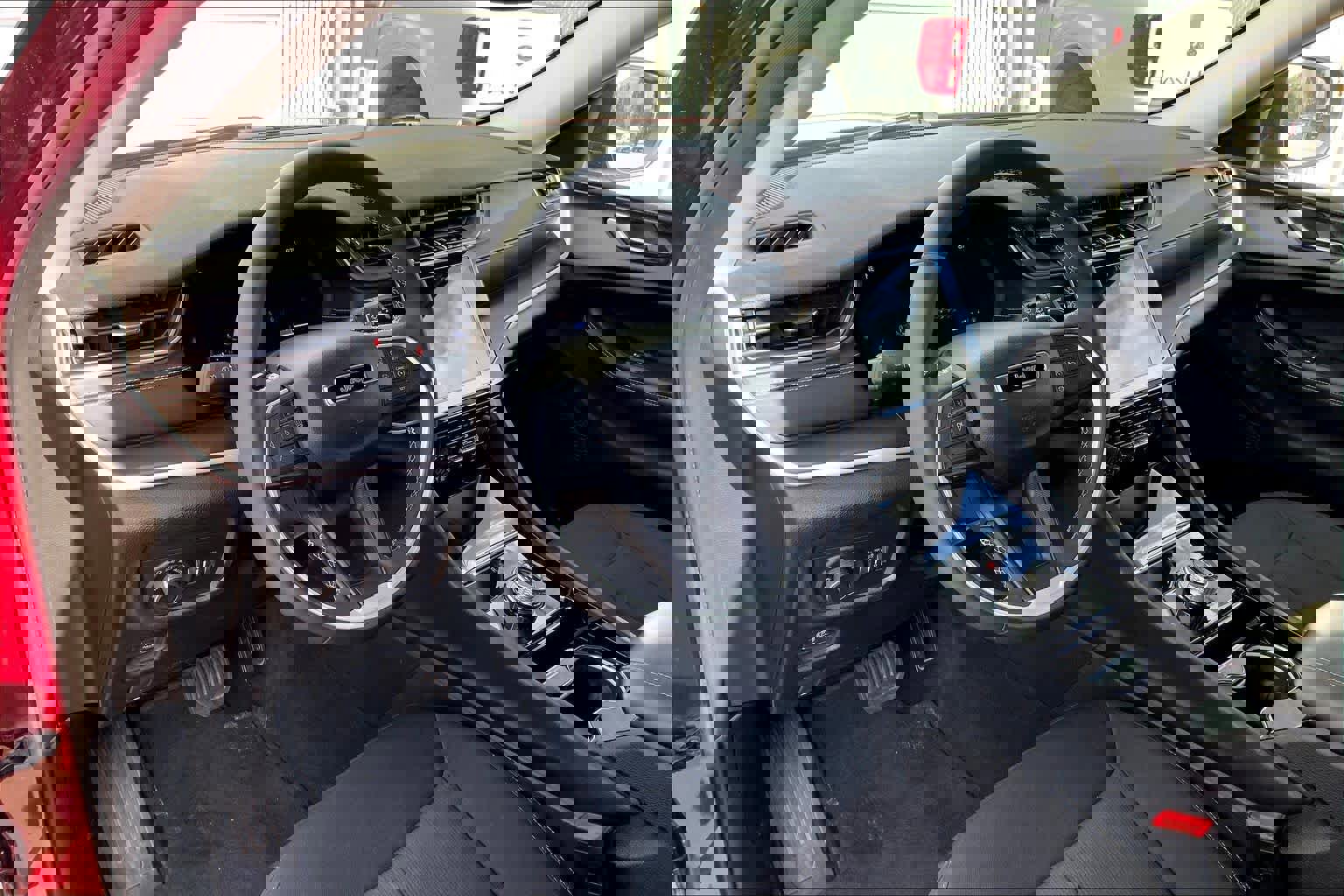 Used 2023 Jeep Grand Cherokee Laredo w/ Luxury Tech Group I image 17