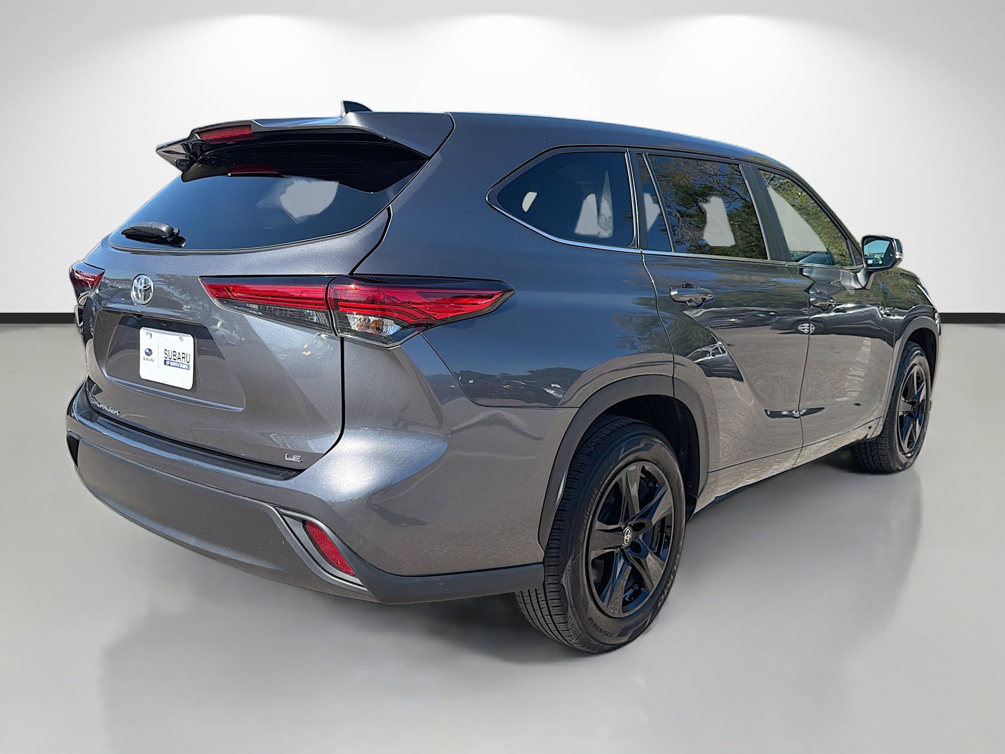 Used 2023 Toyota Highlander LE image 3