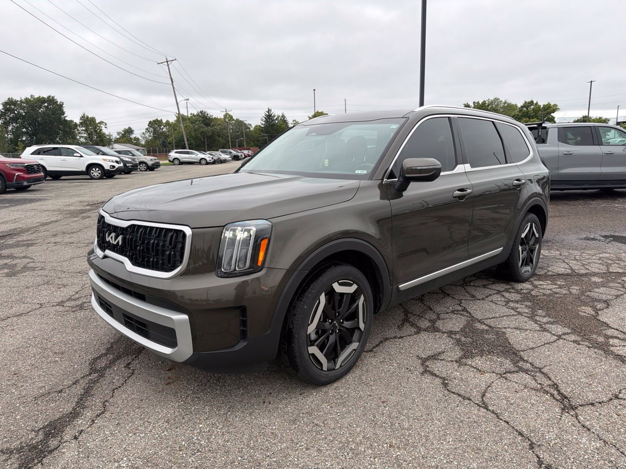 Used 2023 Kia Telluride EX w/ EX Captain's Chair Package FWD image 3