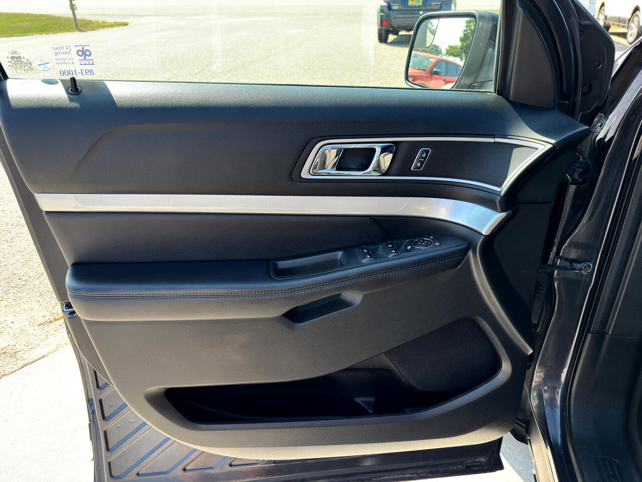 Used 2017 Ford Explorer XLT image 19