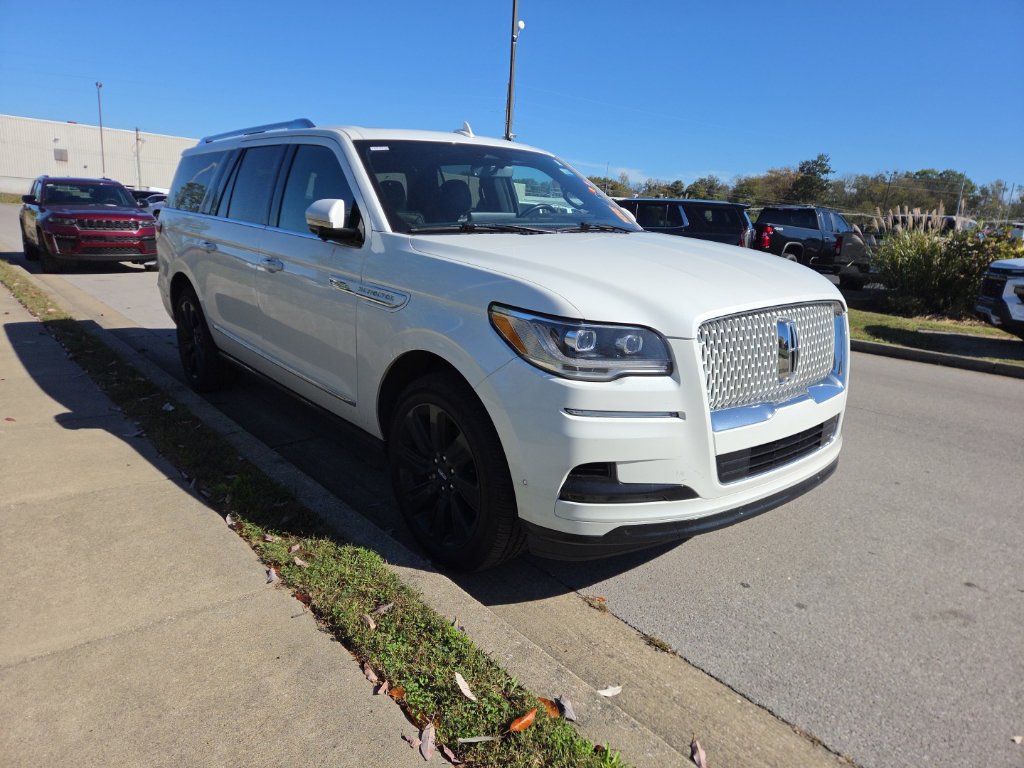 Used 2024 Lincoln Navigator L Reserve AWD/4WD image 2